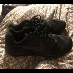 Nike men’s black running shoes